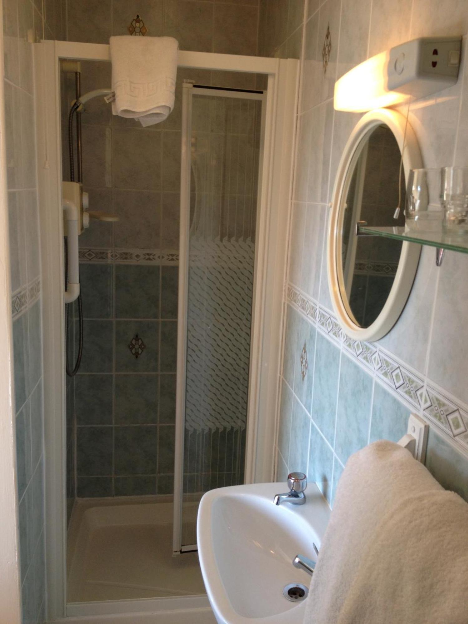Danabel Hotel Кинсейл Екстериор снимка